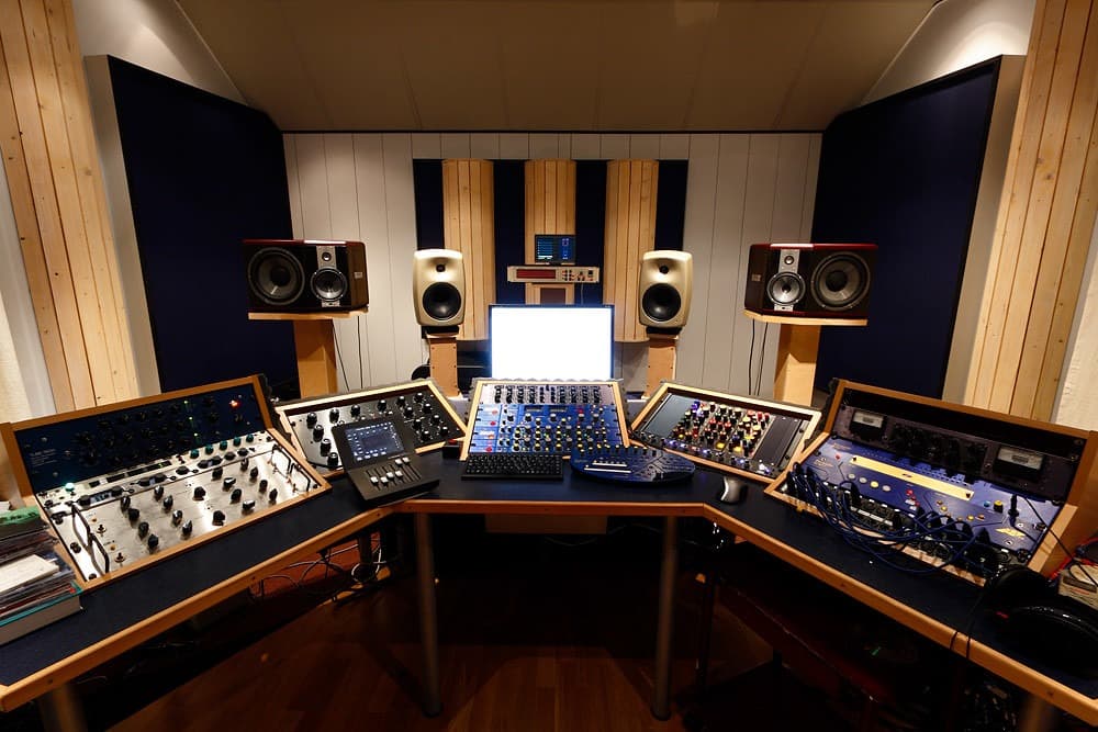 Online audio mastering Using Premium Analog Signal Chains