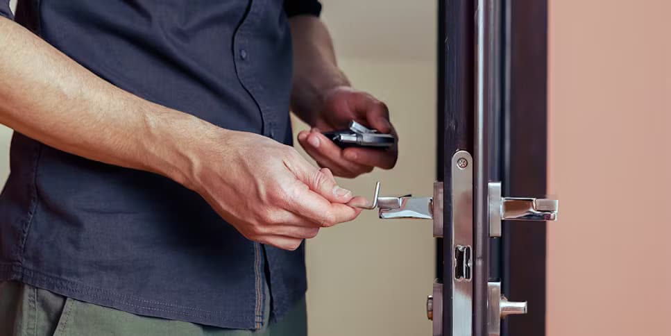 Best E-Commerce Sites to Buy Commercial Door Hardware: Our Pick Is Clear