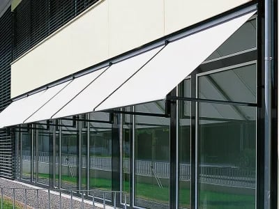 Senkrechtmarkise als langlebige Aussenloesung von ADA-Wintergarten
