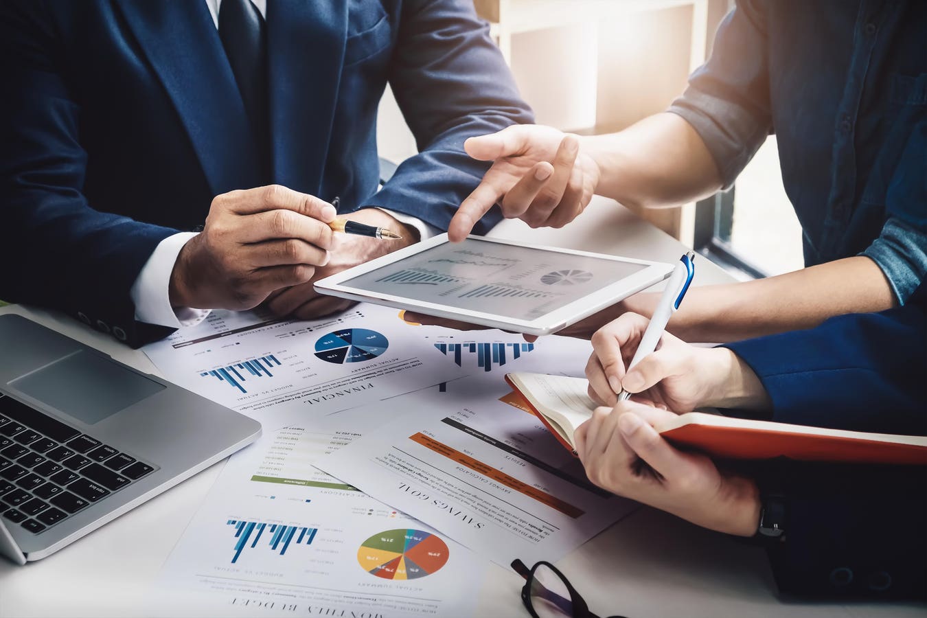 COMPETITIVE INTELLIGENCE: TRANSFORMING RAW DATA INTO BUSINESS ADVANTAGE