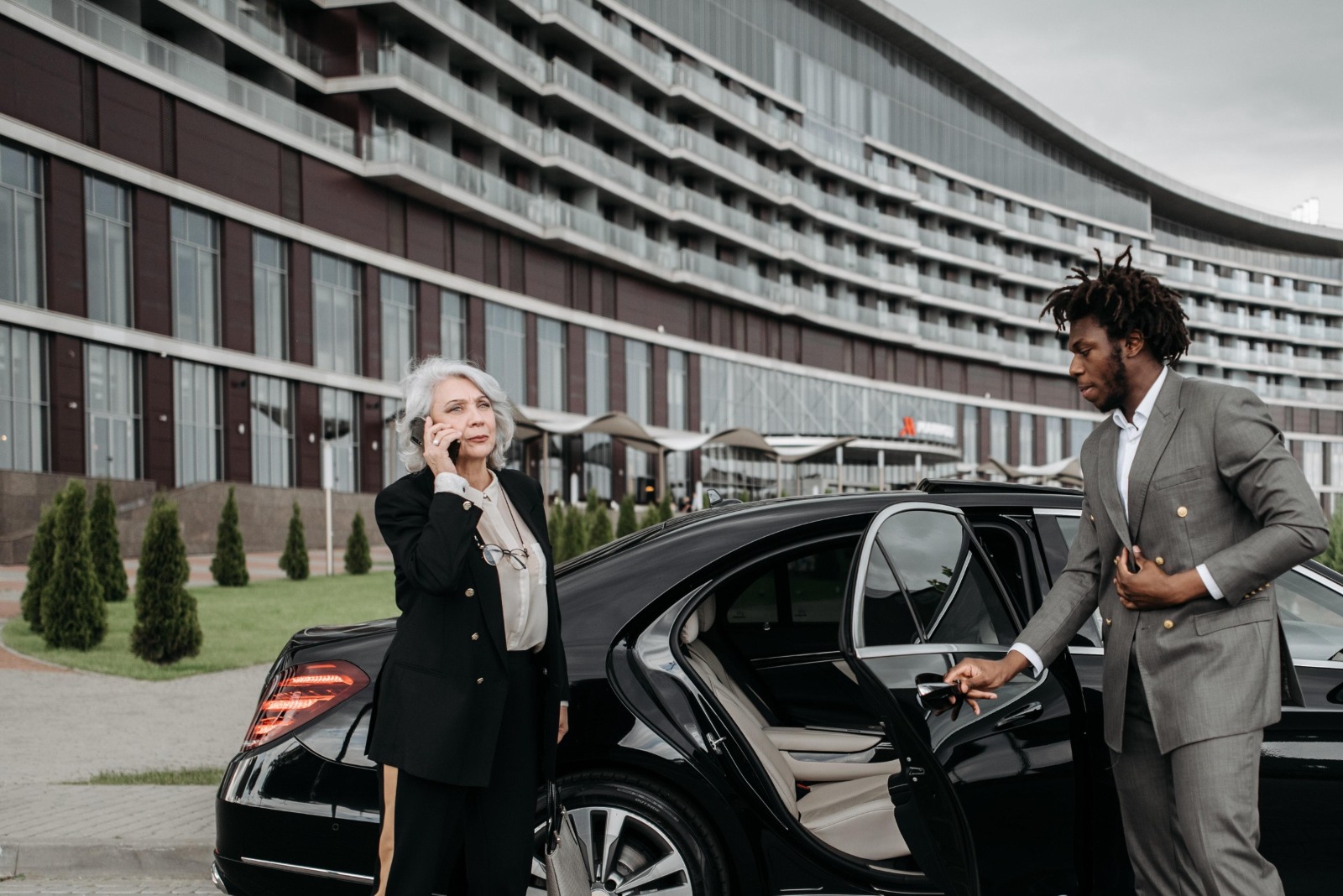 Luxury Car Service from Vancouver Airport to Downtown for VIP Travelers