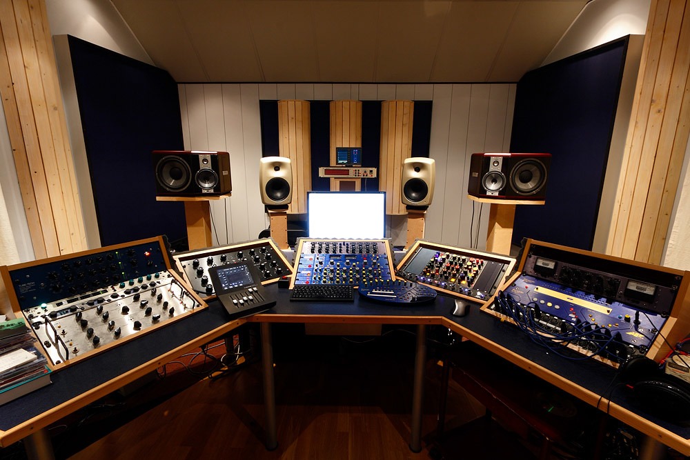 Online audio mastering Using Premium Analog Signal Chains